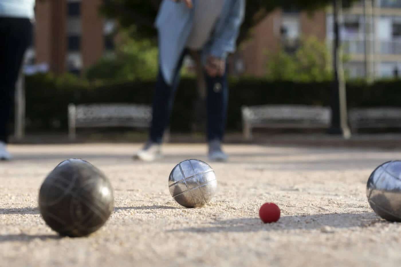 elderly-friends-playing-petanque