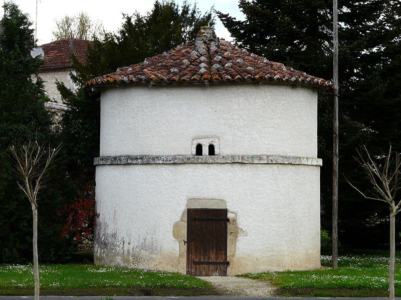 800px-Saint-Front-la-Rivière_pigeonnier_(1)