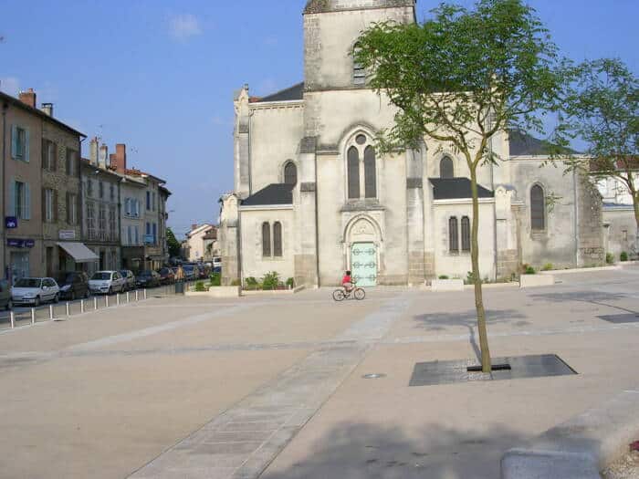 Eglise Ste Croix-nouvelle place de l'église