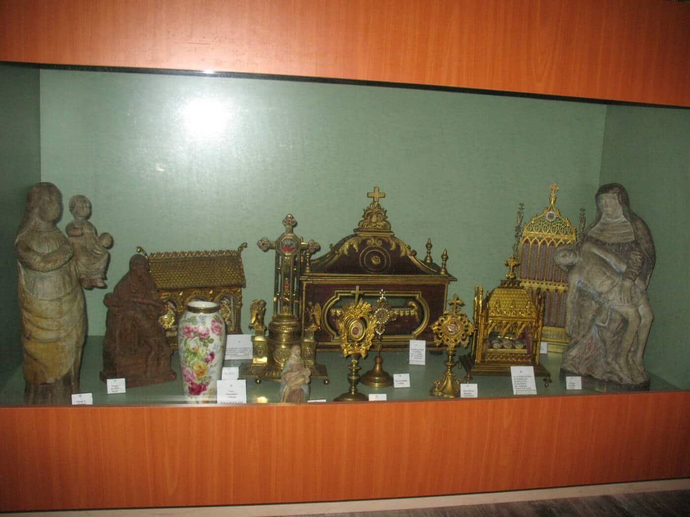 Vitrine objets cultuels